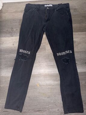 Broken Promises Men's Black Skinny Jeans with Distressed Knee Graphic